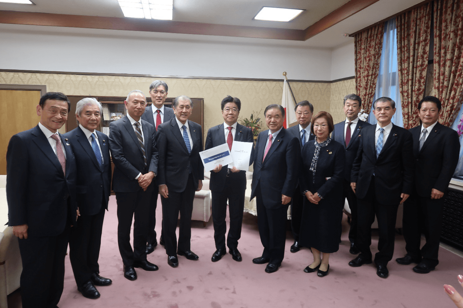 大臣室で、私大連の役員と国会議員が財務大臣を囲んで陳情している様子。