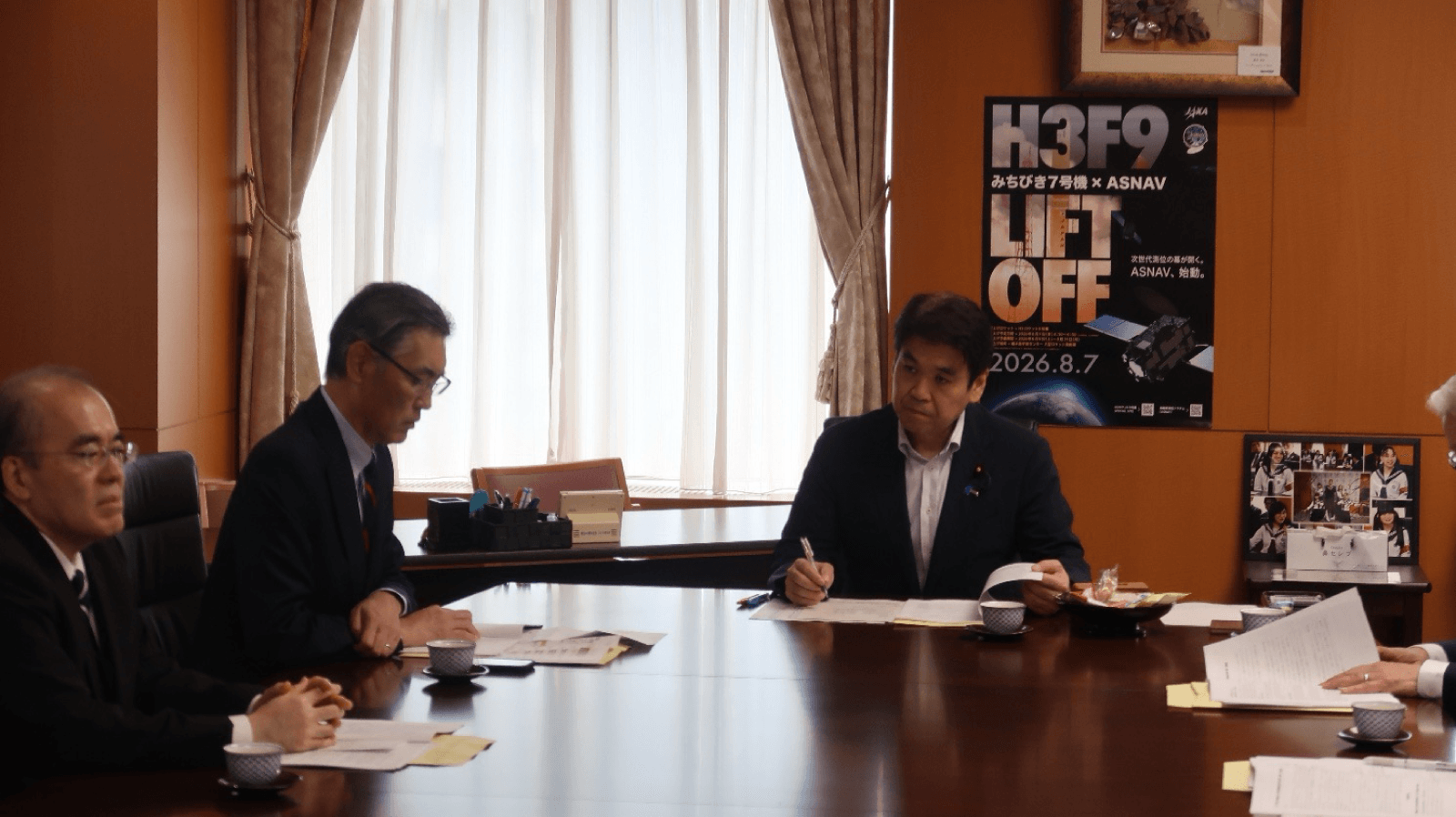 文部科学大臣室で、大臣とテーブルを挟んで私学団体の会長らが意見交換している様子。