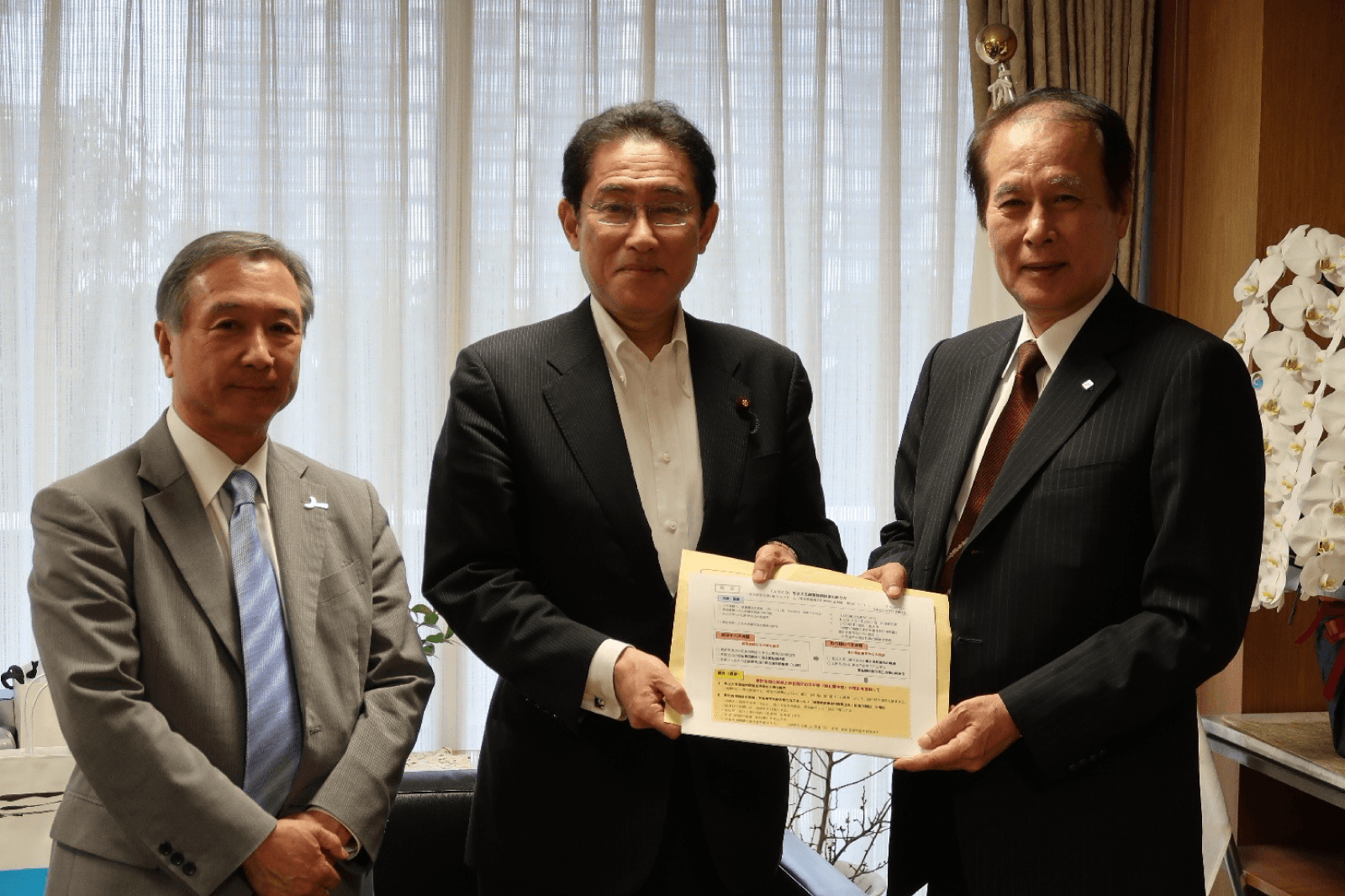 私大連の会長が自民党政調会長に提言書を手渡している様子。