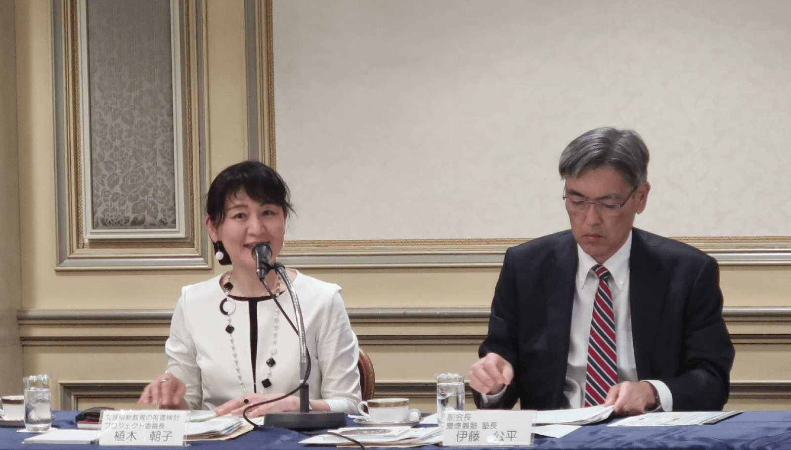 記者懇談会で私大連の副会長2名が報道関係者と意見交換している様子。
