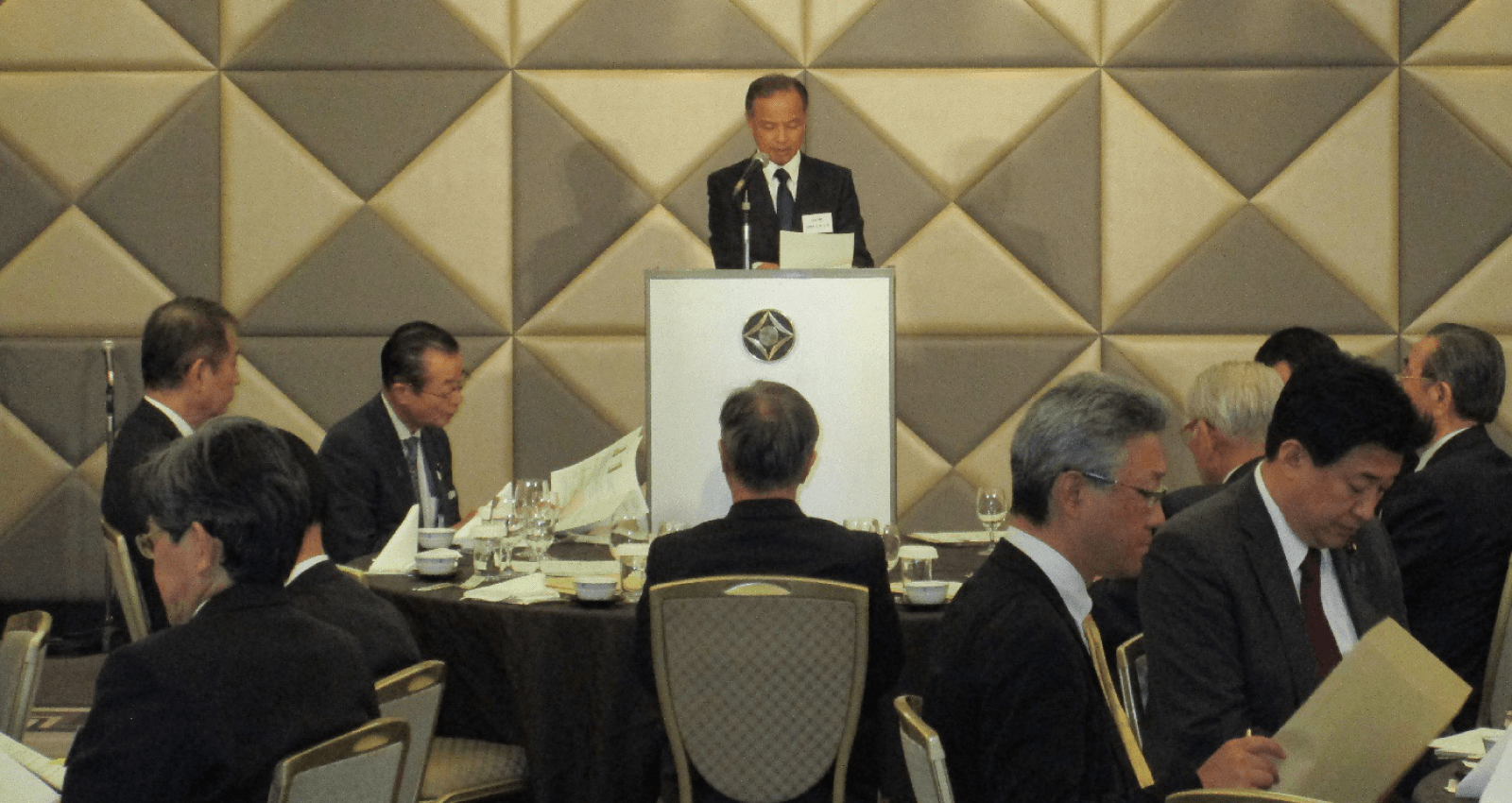 私立大学振興協議会の会場で、私大連の副会長が国会議員に向けて説明している様子。