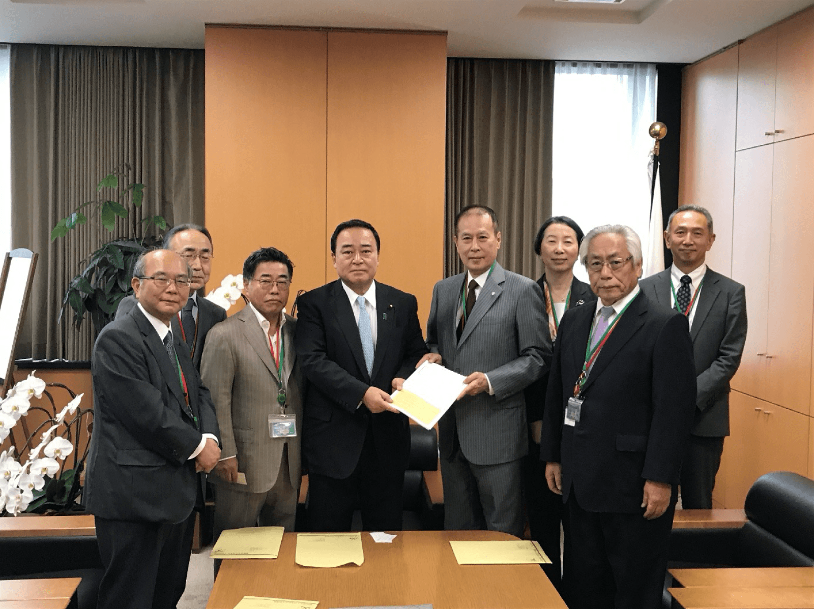 私大連の役員が地方創生担当大臣に意見書を手渡している様子。
