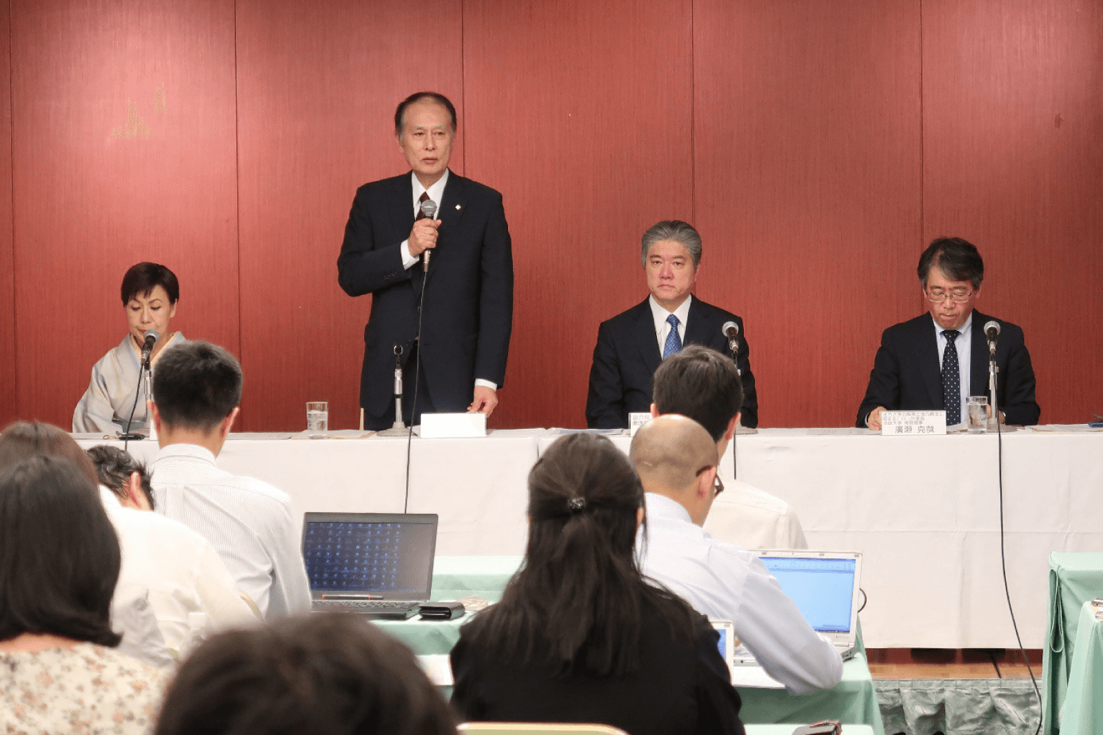 記者会見の会場で私大連の役員4名が並んで着席し説明している様子。