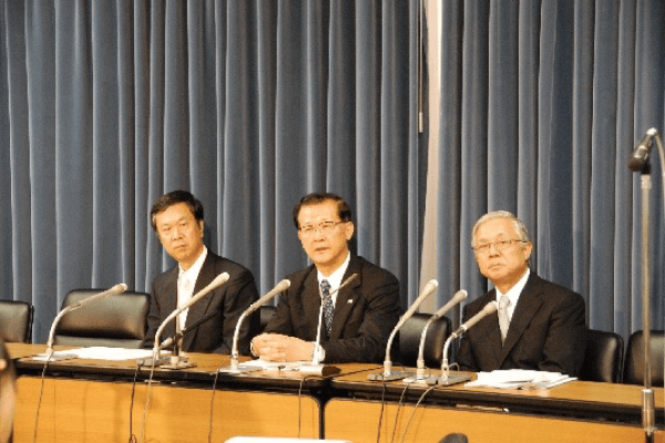 各大学団体の代表者3名が並んで共同要望について説明している様子。