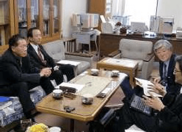 会員法人を訪ねたプロジェクト委員が、学内関係者にヒアリングを行っている様子。